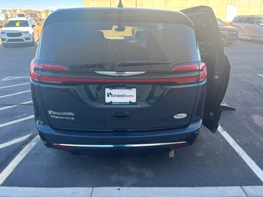 PRE OWNED 2025 Chrysler Pacifica Select
