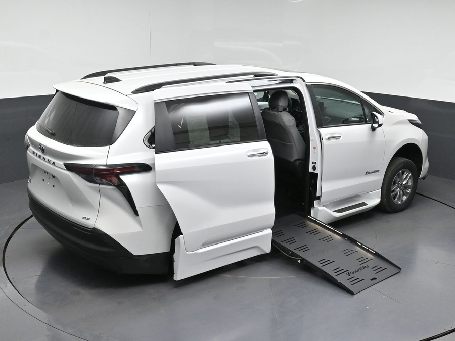 New 2026 Toyota Sienna XLE Base