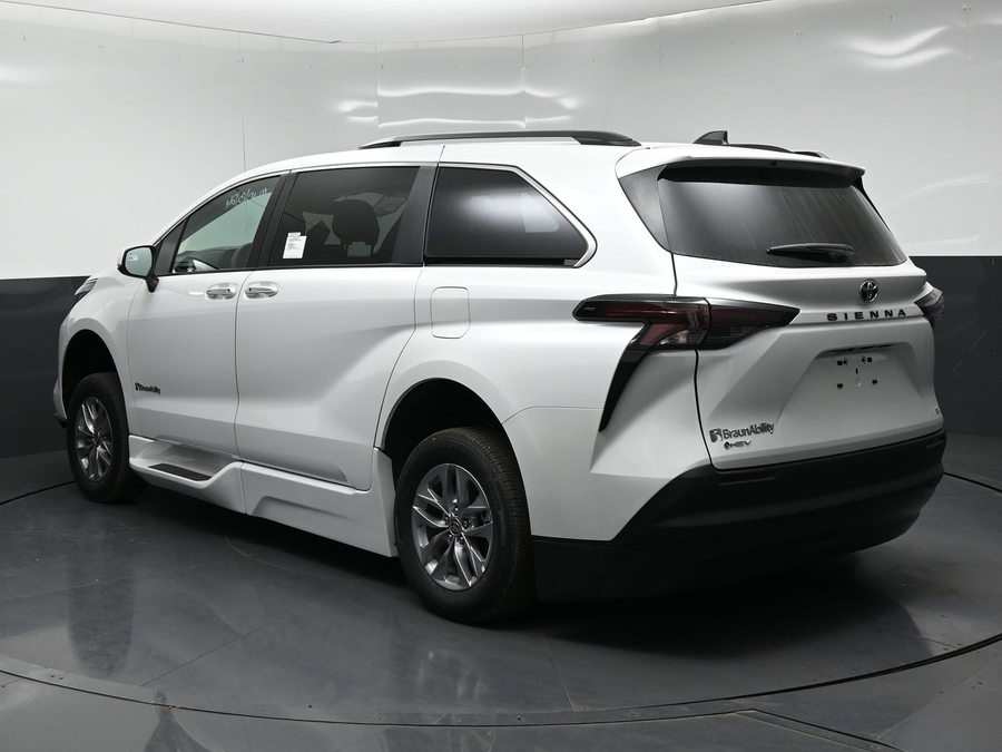 New 2026 Toyota Sienna XLE Base