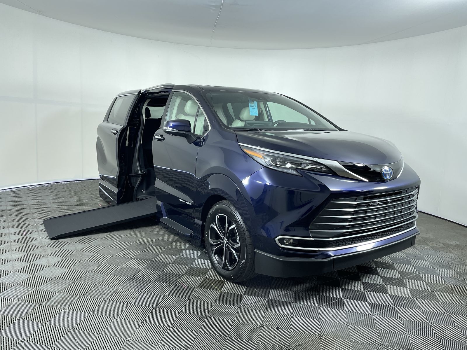 2025 Toyota Sienna Platinum's photo