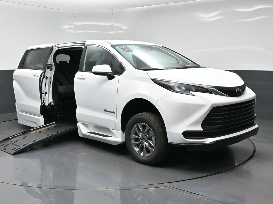 New 2026 Toyota Sienna LE