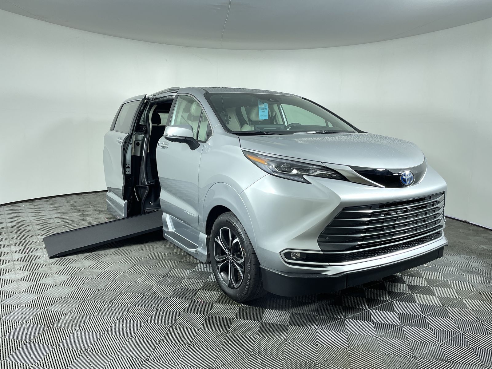 2025 Toyota Sienna Platinum's photo