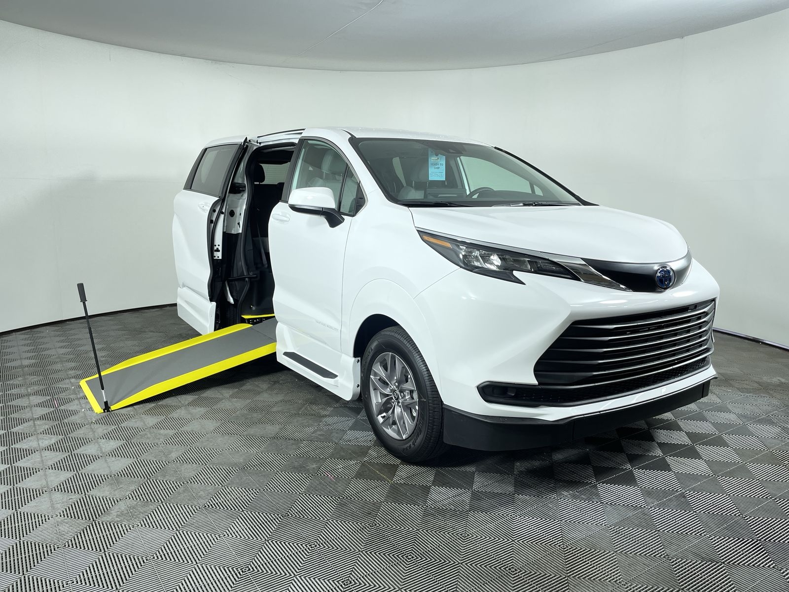 2025 Toyota Sienna LE's photo