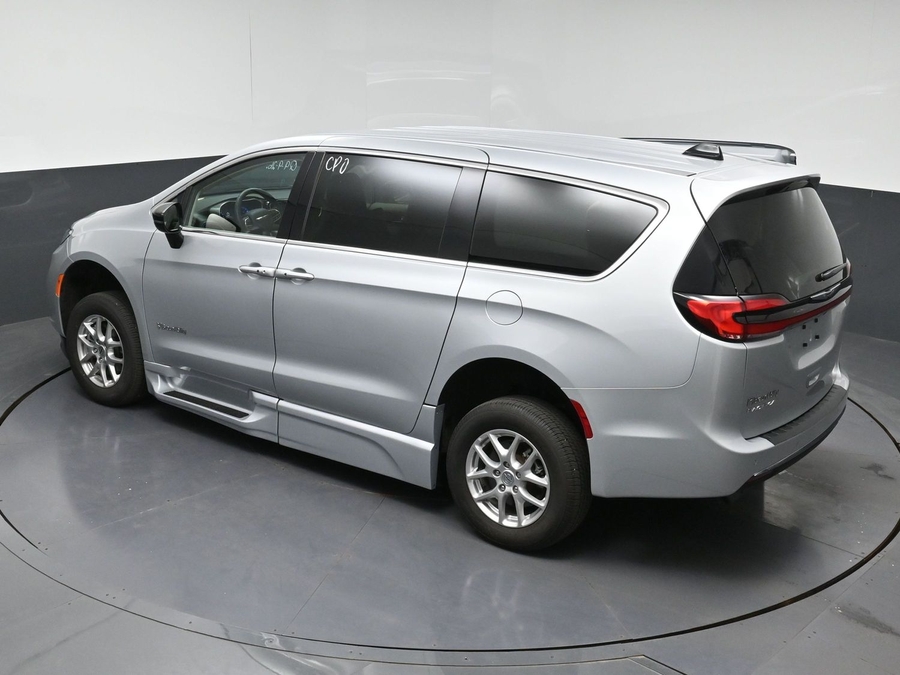 CERTIFIED PRE-OWNED 2024 Chrysler Pacifica Touring L