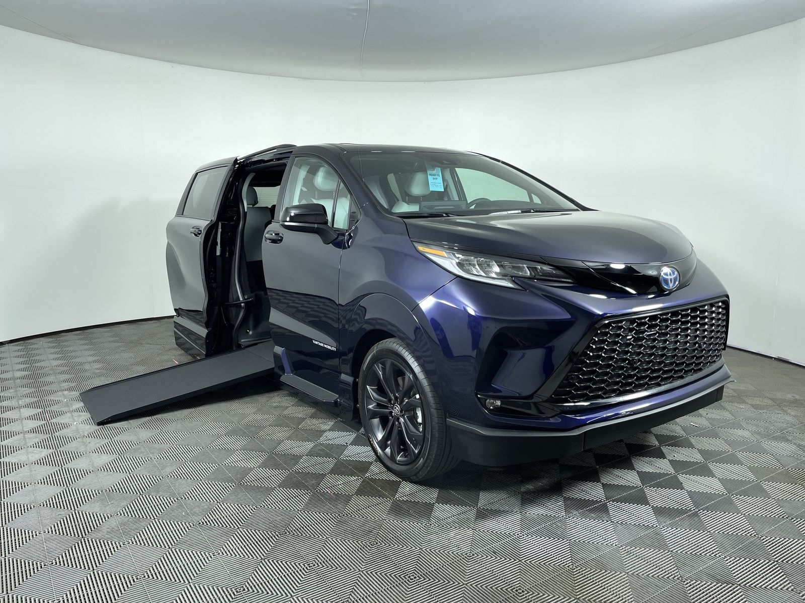 2025 Toyota Sienna XSE's photo