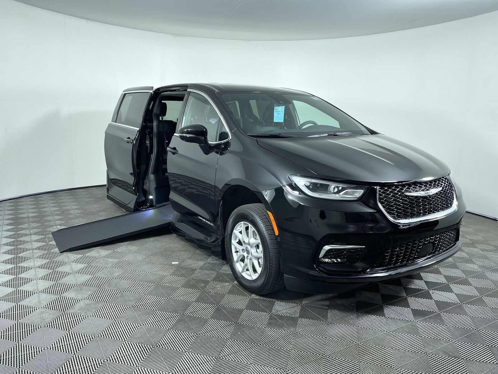 2025 Chrysler Pacifica Select's photo