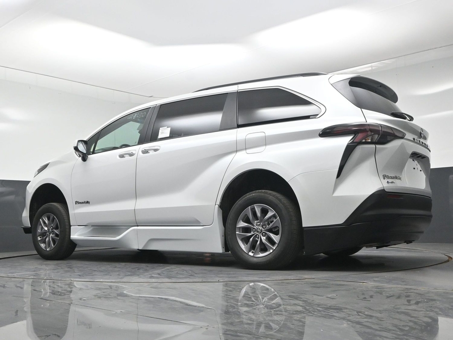 New 2026 Toyota Sienna XLE Base