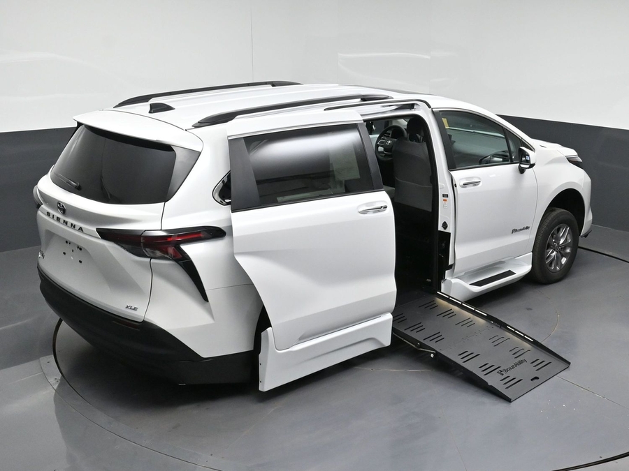 New 2026 Toyota Sienna XLE Base