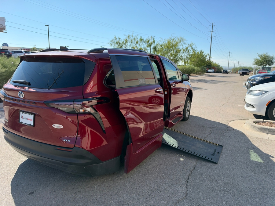 PRE OWNED 2025 Toyota Sienna XLE
