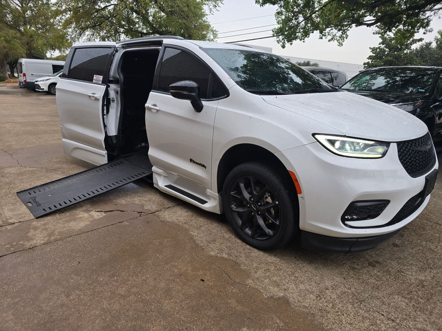 PRE OWNED 2024 Chrysler Pacifica Touring L