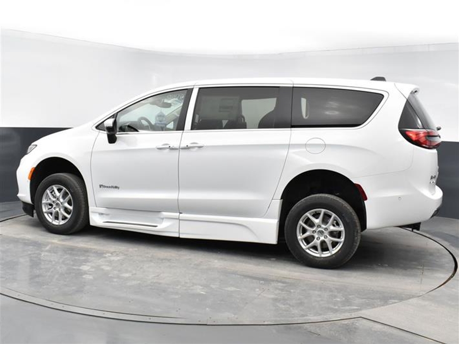 CERTIFIED PRE-OWNED 2024 Chrysler Pacifica Touring L