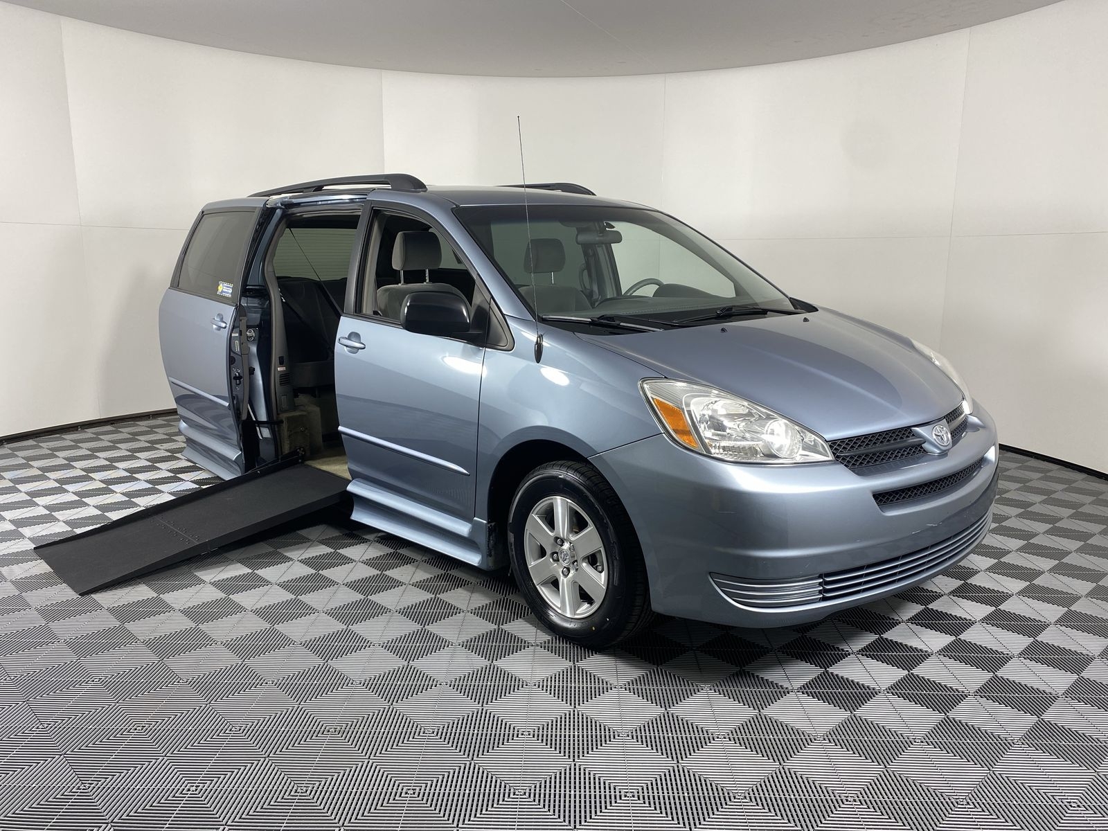 2004 Toyota Sienna CE