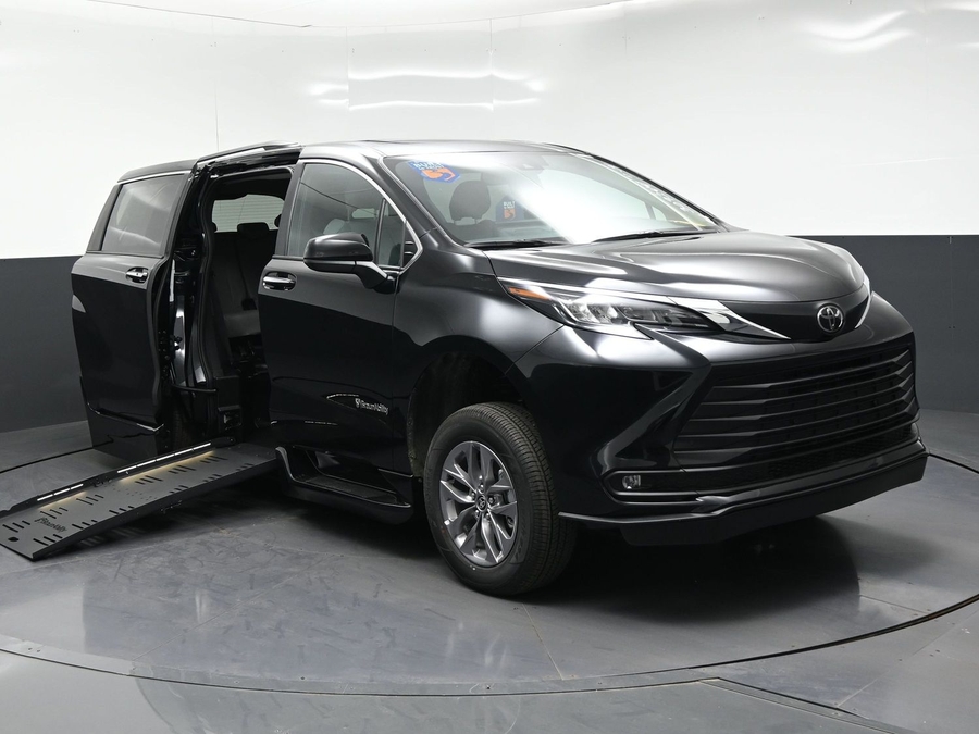 New 2026 Toyota Sienna XLE Base