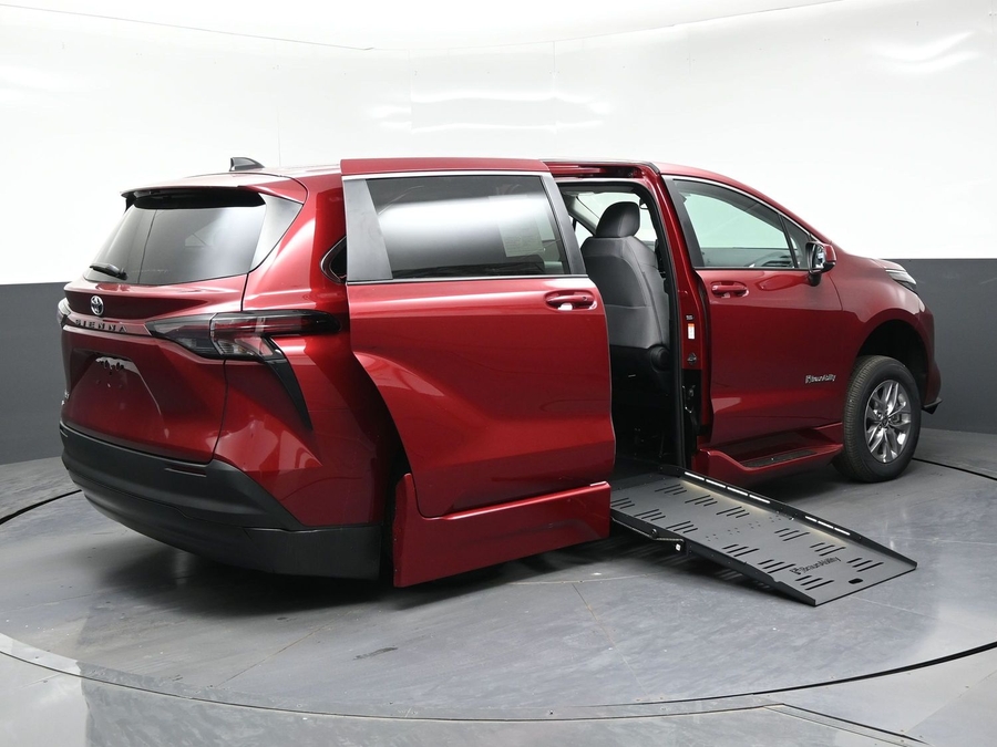 New 2026 Toyota Sienna LE