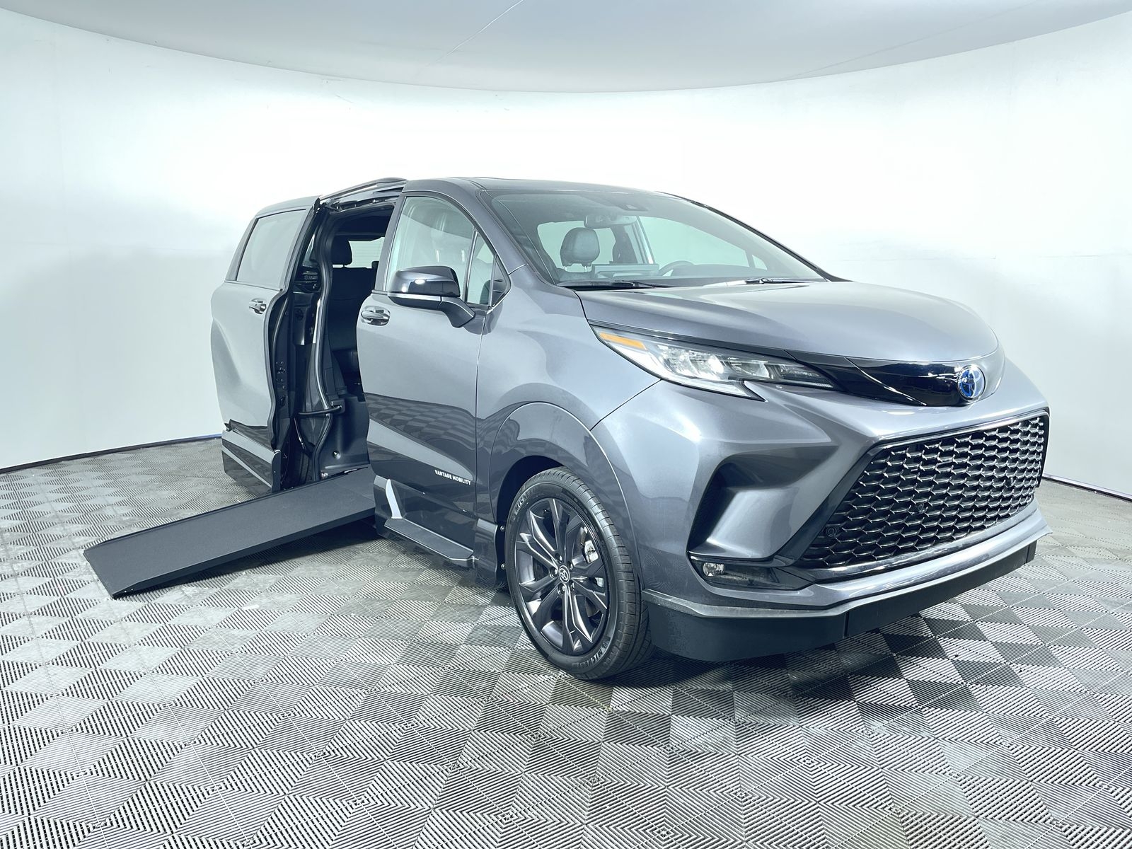2025 Toyota Sienna XSE's photo