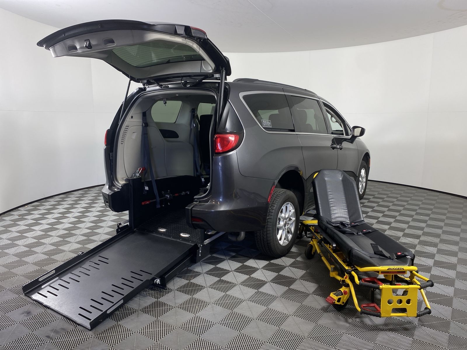 2020 Chrysler Voyager's photo