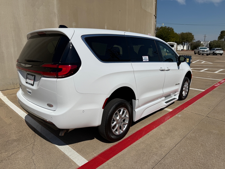 PRE OWNED 2025 Chrysler Pacifica Select Safety