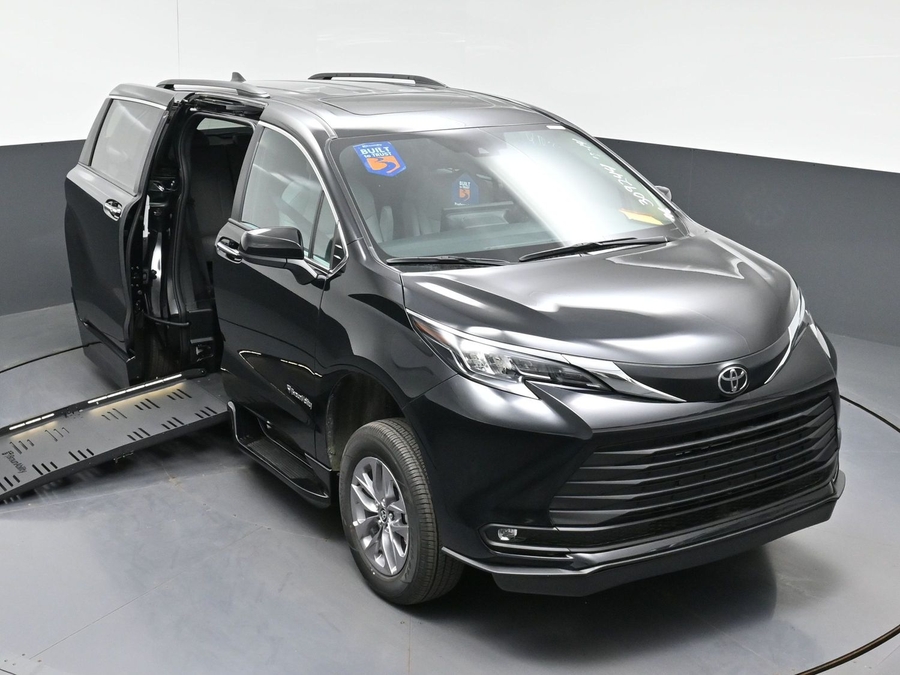 New 2026 Toyota Sienna XLE Base
