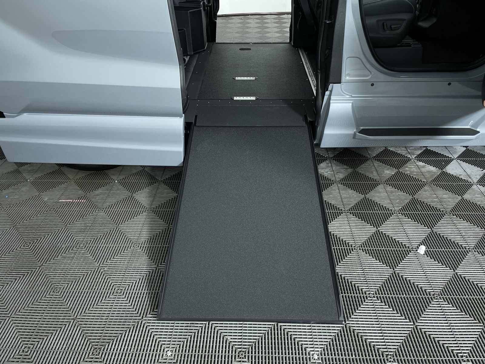 2025 Toyota Sienna XSE - Photo 4