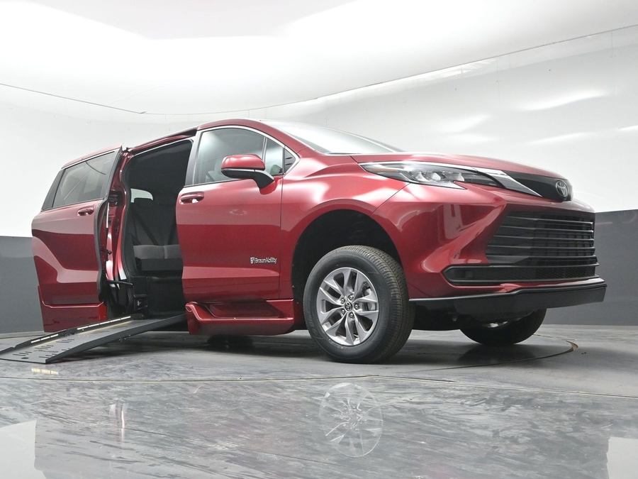 New 2026 Toyota Sienna LE