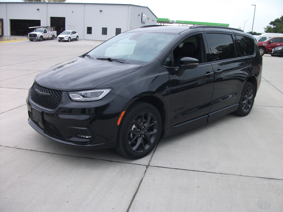 PRE OWNED 2023 Chrysler Pacifica Touring L