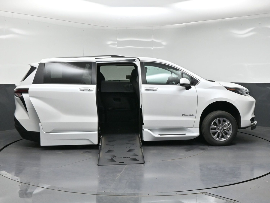 New 2026 Toyota Sienna XLE Base
