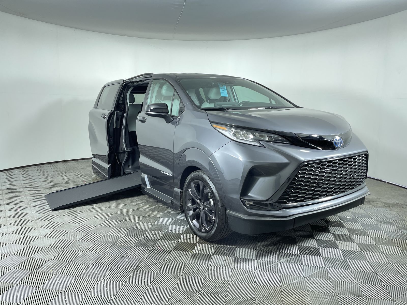 2025 Toyota Sienna XSE's photo