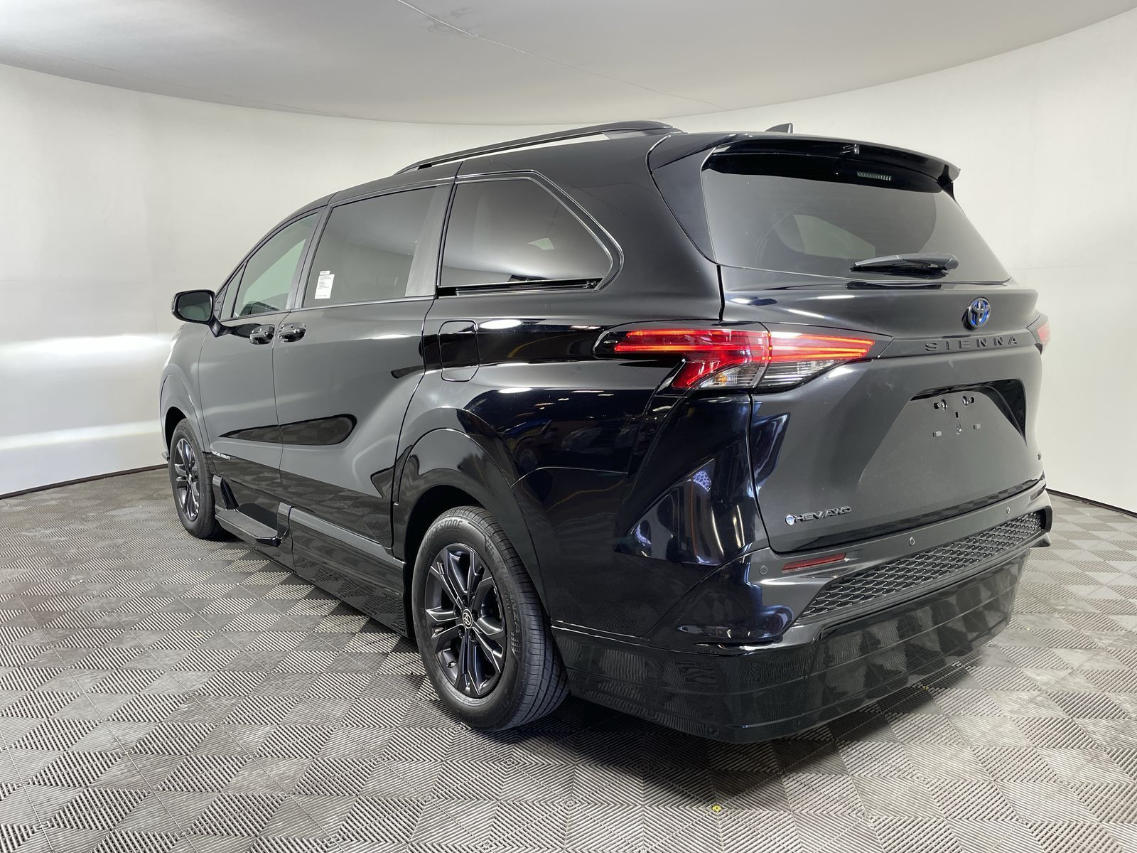 2025 Toyota Sienna XSE - Photo 28