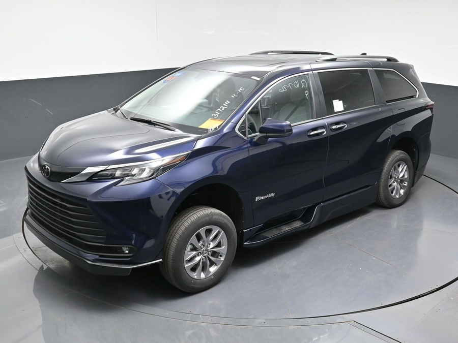 New 2026 Toyota Sienna XLE Base