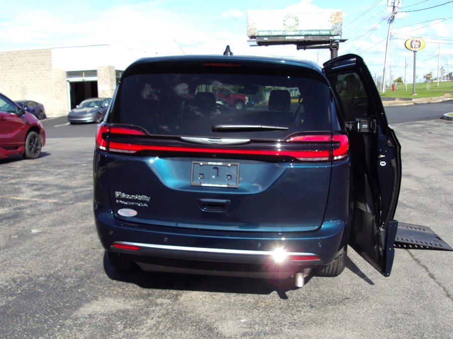 PRE OWNED 2025 Chrysler Pacifica Select