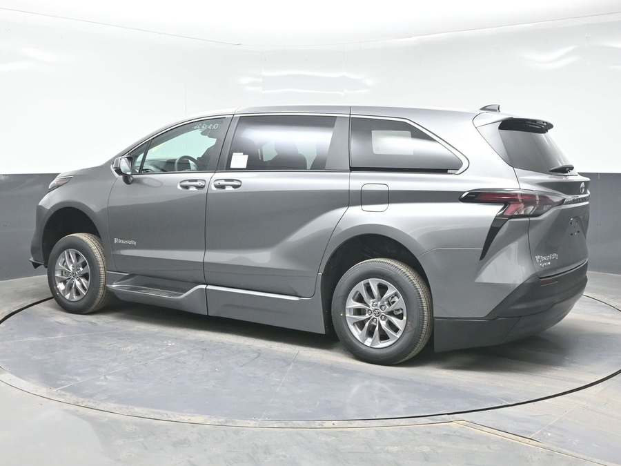 New 2026 Toyota Sienna LE