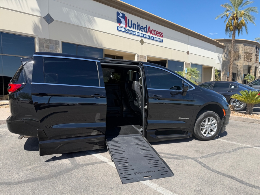 PRE OWNED 2025 Chrysler Pacifica Select