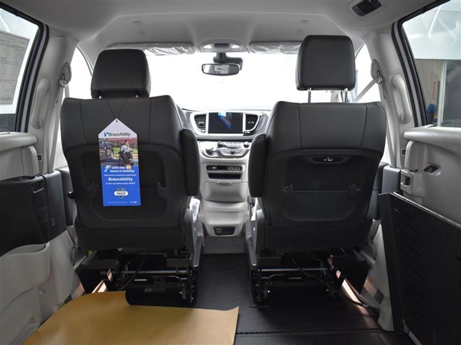 CERTIFIED PRE-OWNED 2024 Chrysler Pacifica Touring L
