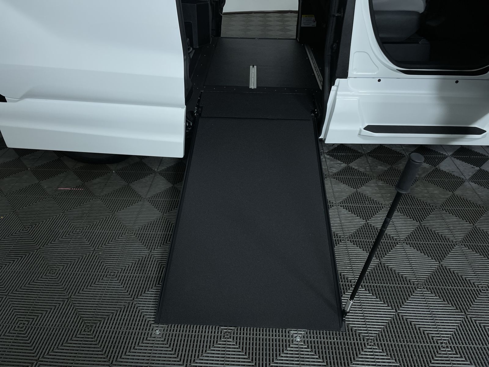2025 Toyota Sienna LE - Photo 4