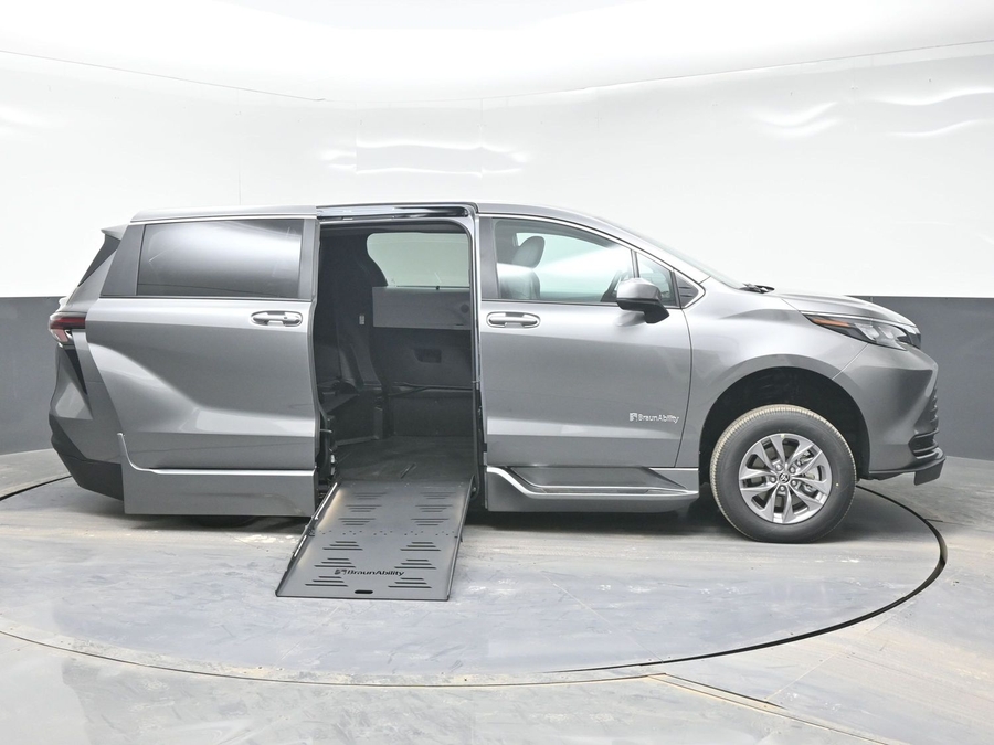New 2026 Toyota Sienna LE