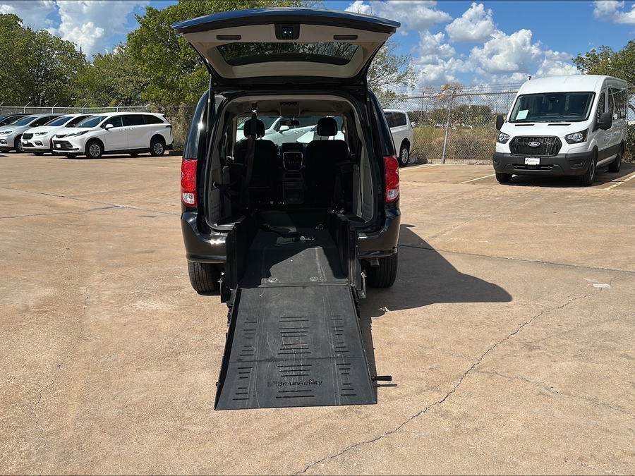 PRE OWNED 2017 Dodge Grand Caravan SE