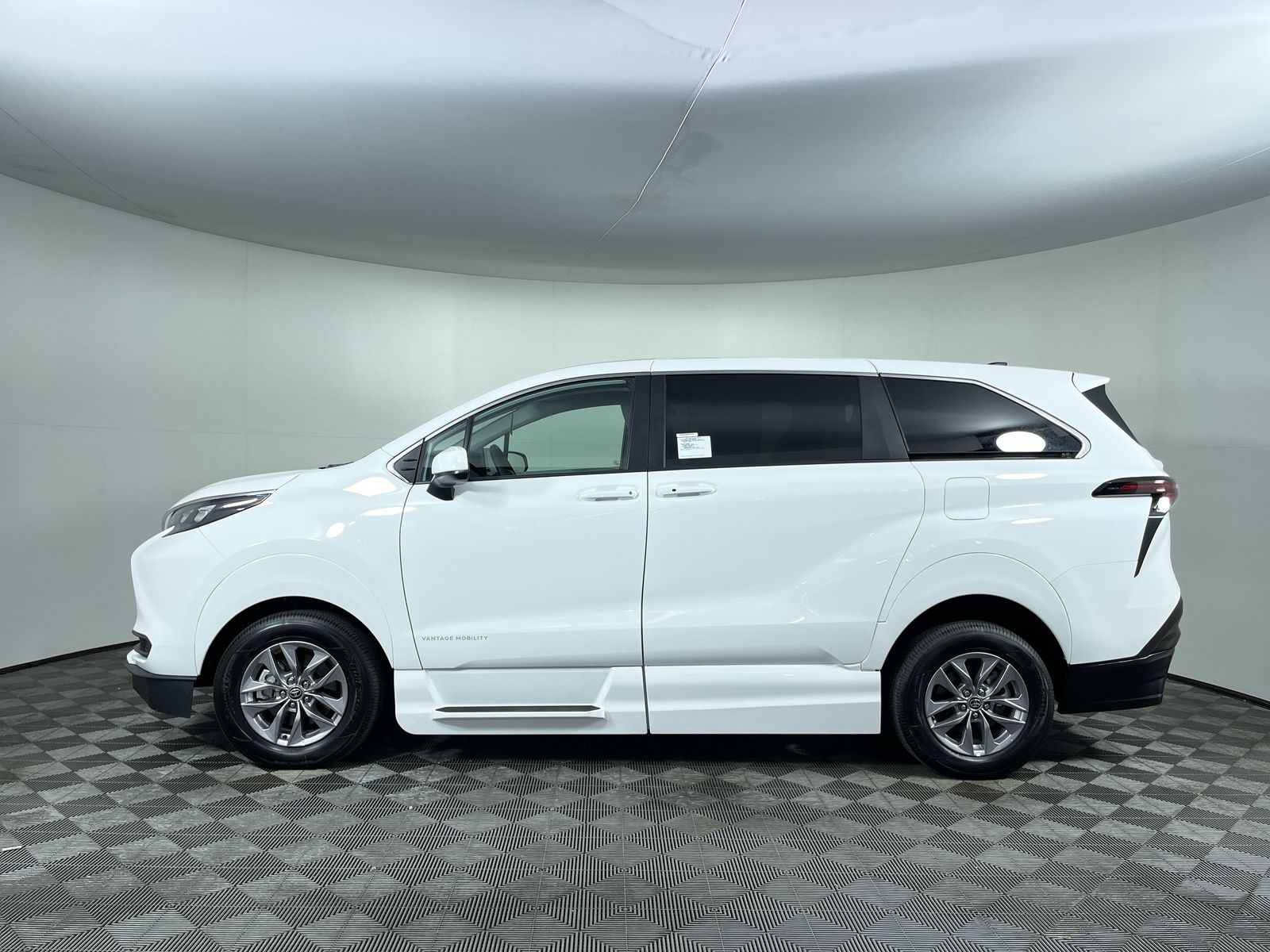 2025 Toyota Sienna LE - Photo 28