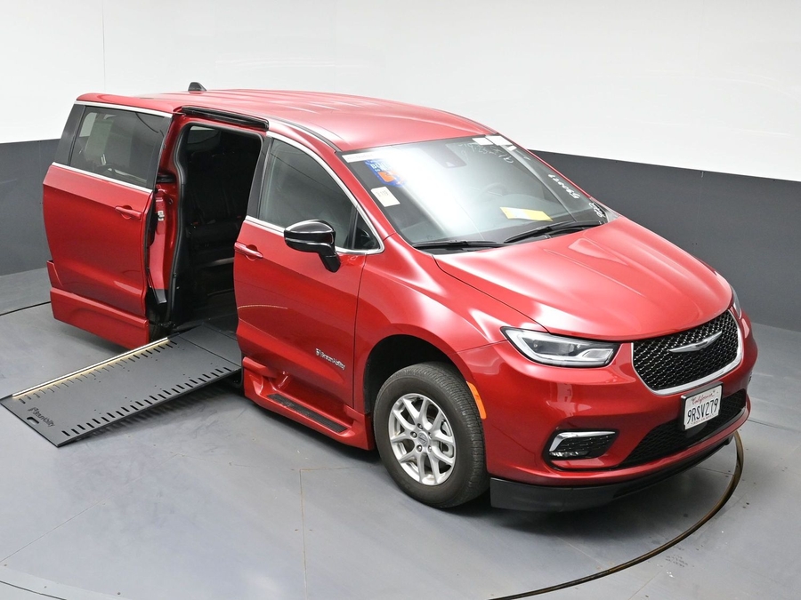 PRE OWNED 2025 Chrysler Pacifica Select