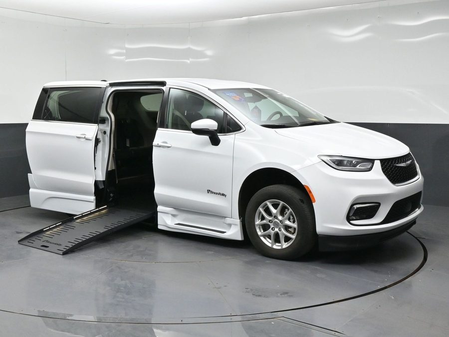 PRE OWNED 2023 Chrysler Pacifica Touring L