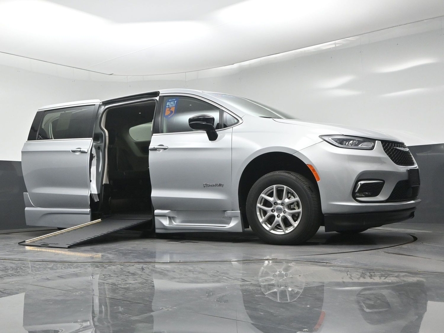 CERTIFIED PRE-OWNED 2024 Chrysler Pacifica Touring L