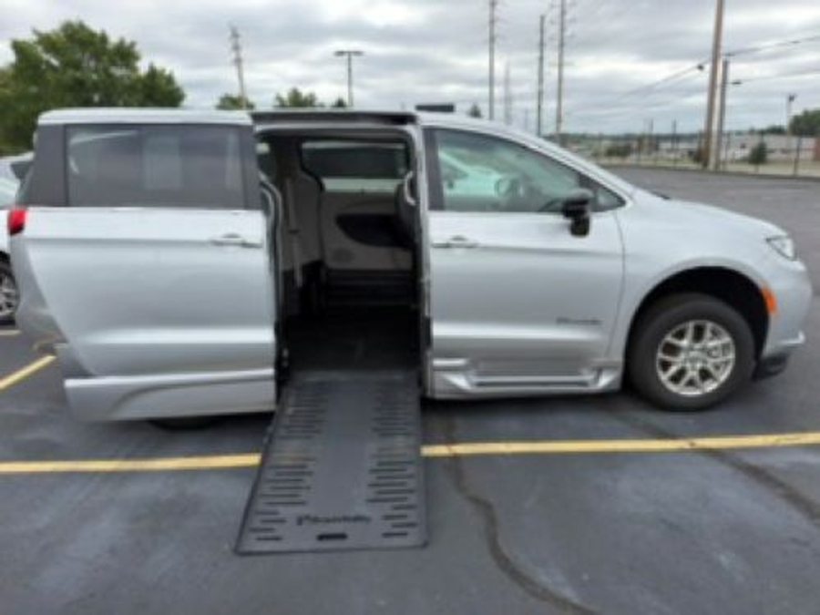 PRE OWNED 2024 Chrysler Pacifica Touring L