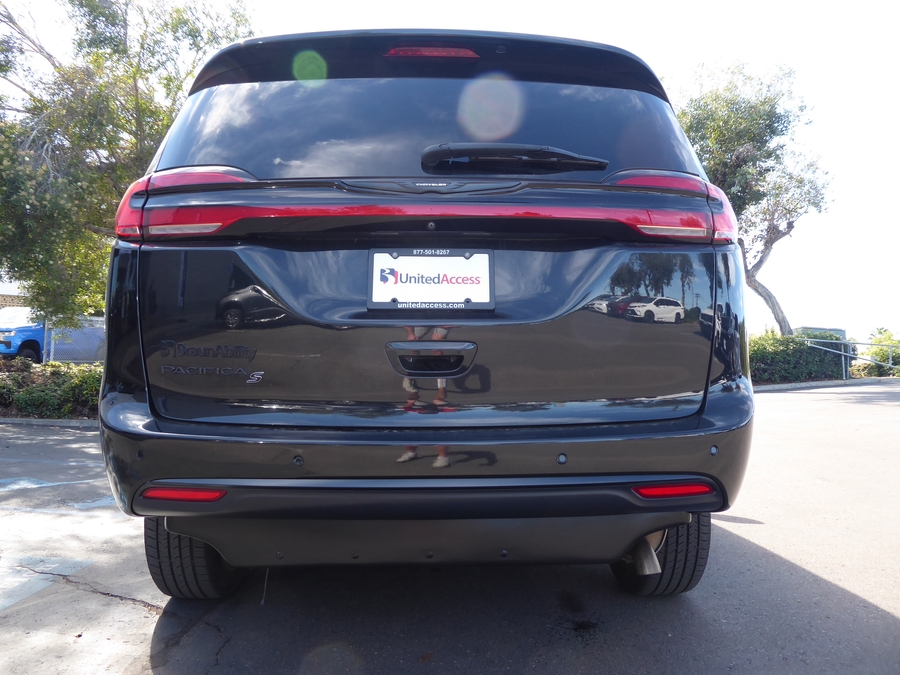 PRE OWNED 2023 Chrysler Pacifica Touring L