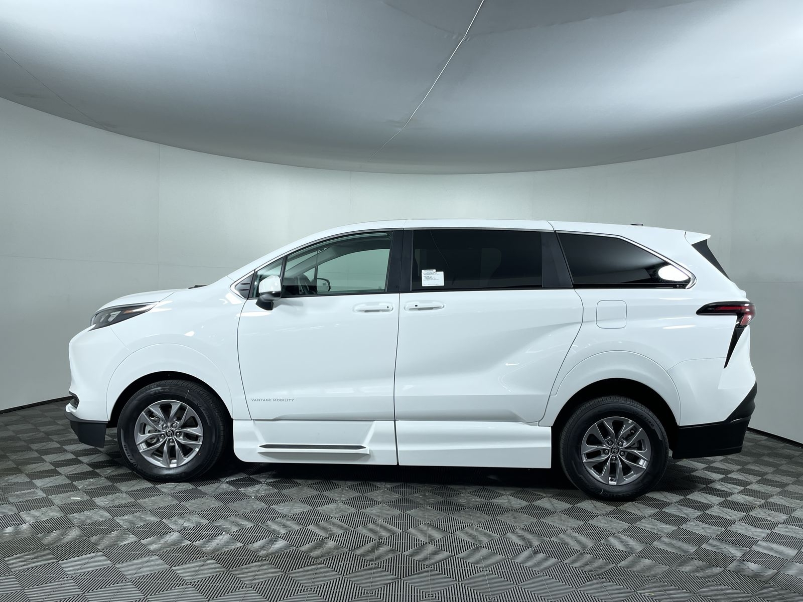 2025 Toyota Sienna LE - Photo 28