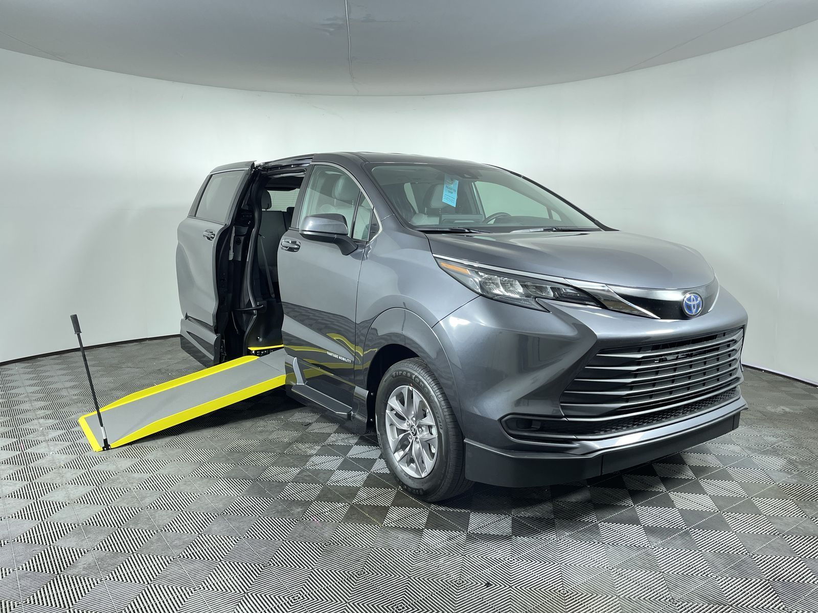 2025 Toyota Sienna LE's photo