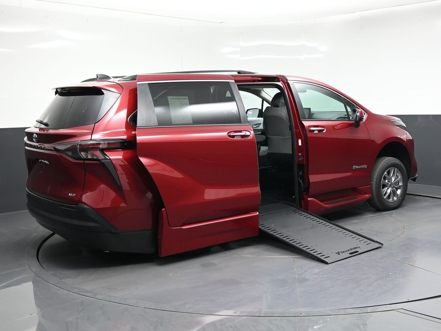 New 2026 Toyota Sienna XLE Base