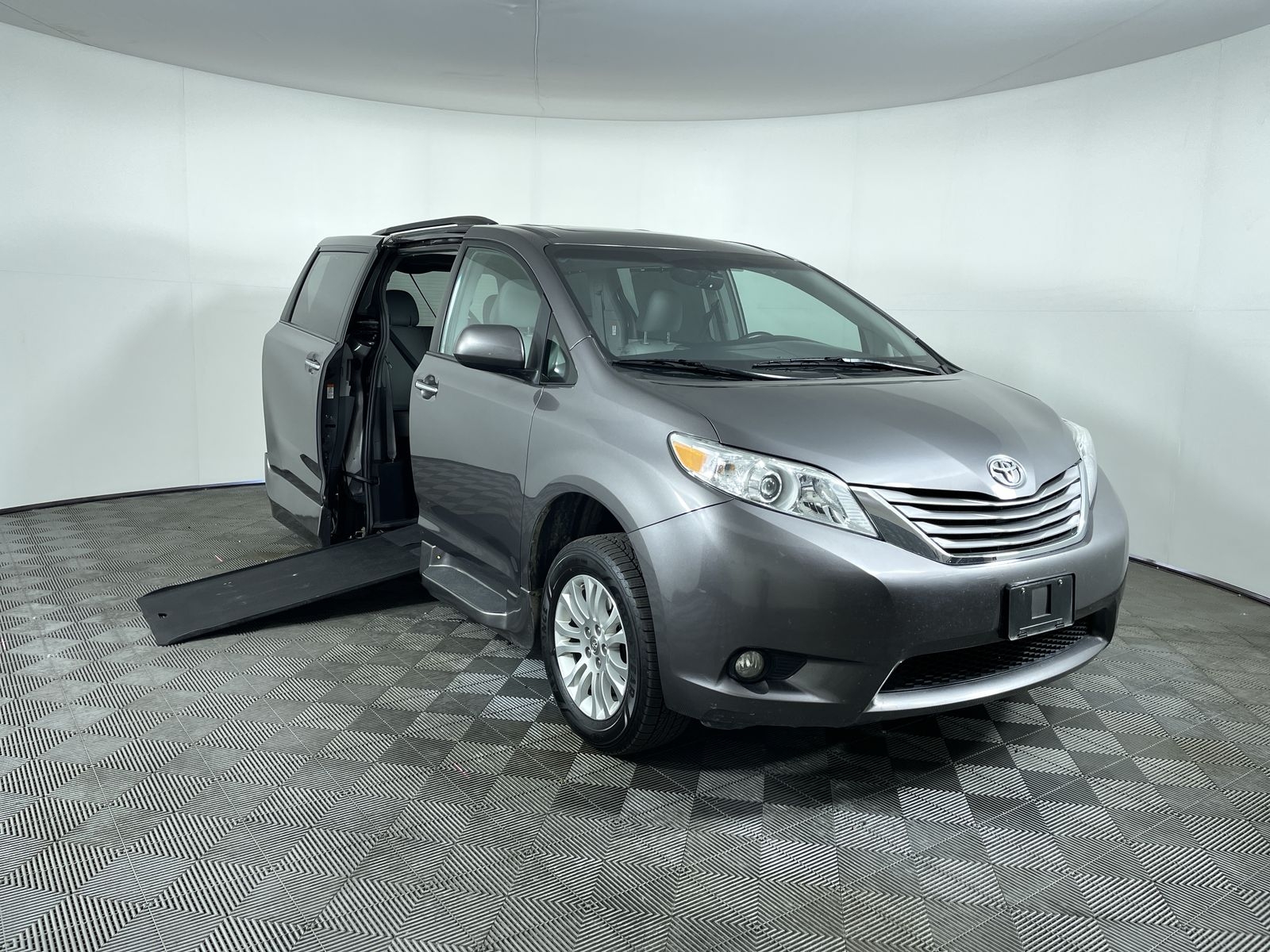 2017 Toyota Sienna XLE