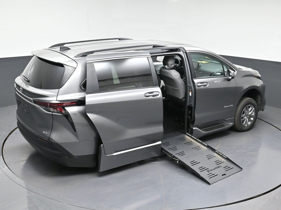 New 2026 Toyota Sienna XLE Base