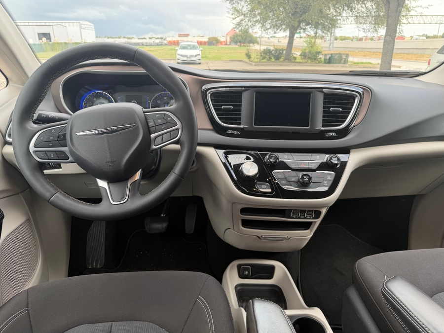 PRE OWNED 2023 Chrysler Voyager LX