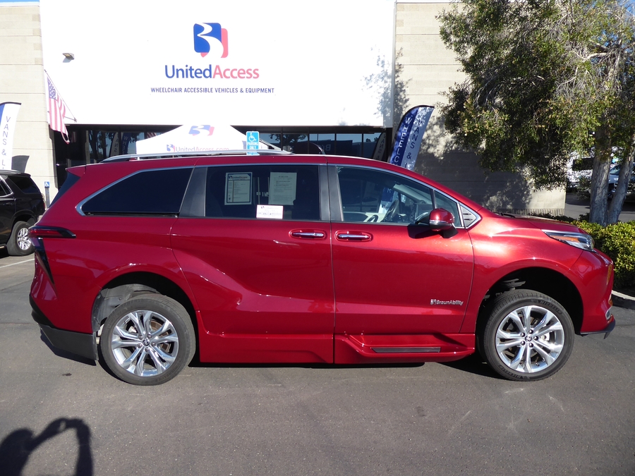 PRE OWNED 2024 Toyota Sienna Platinum