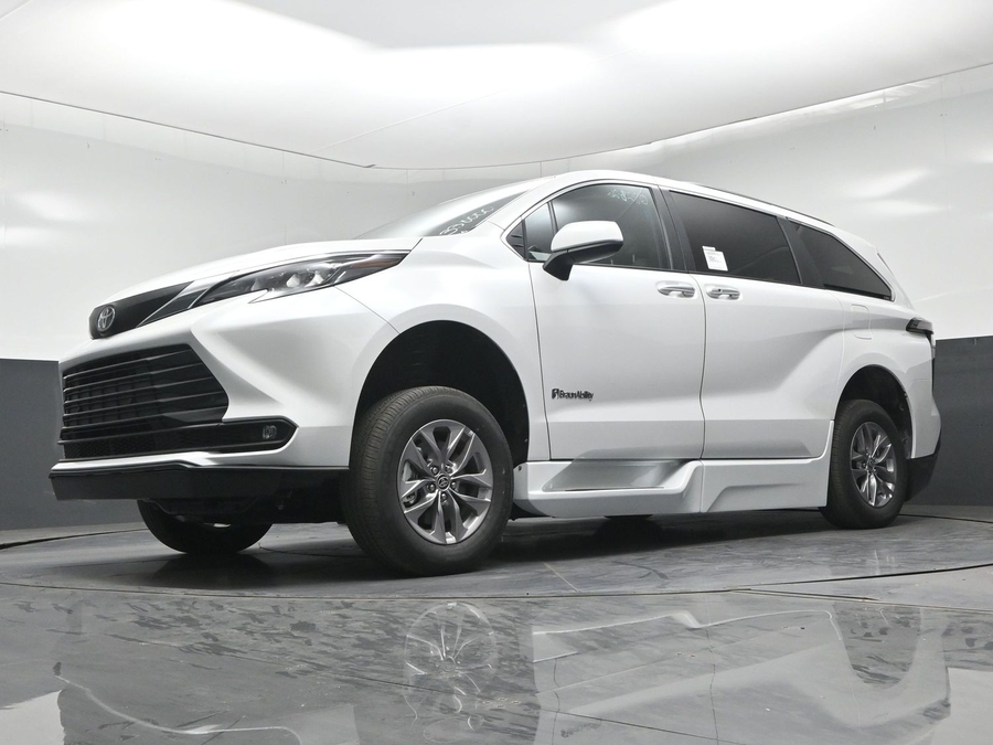 New 2026 Toyota Sienna XLE Base